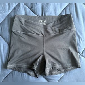 Fleo V waistband shorts